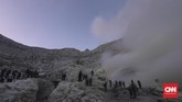 FOTO: Melangkah di Punggung Ijen Fenomena api biru atau blue fire membuat turis domestik dan mancanegara rela melakukan pendakian ke Kawah Ijen sejak dini hari.