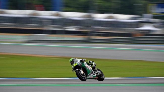 Johann Zarco mengakui Cal Crutchlow lebih layak mengisi posisi Jorge Lorenzo meski ia tak membantah juga berharap bisa direkrut Honda.