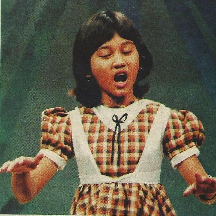 <p>Di usia 5 tahun, Nike tampil pertama kali di TVRI dalam program anak-anak. Ia pun menyabet Juara Harapan I di ajang <em>Lagu Pilihanku TVRI</em> pada 1985. Darah seni Nike mengalir dari sang kakek yang dikenal sebagai penyanyi keroncong. (Foto: Instagram @nikeardillaofficial)</p>