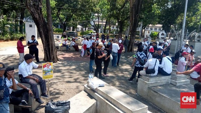 Penanggung jawab Oscar Pendong menyebut aksi akan dihadiri 3-4 ribu peserta, namun sejauh ini baru puluhan orang yang tampak di lokasi.