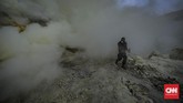 FOTO: Melangkah di Punggung Ijen Fenomena api biru atau blue fire membuat turis domestik dan mancanegara rela melakukan pendakian ke Kawah Ijen sejak dini hari.