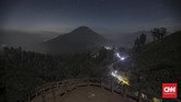 FOTO: Melangkah di Punggung Ijen Fenomena api biru atau blue fire membuat turis domestik dan mancanegara rela melakukan pendakian ke Kawah Ijen sejak dini hari.