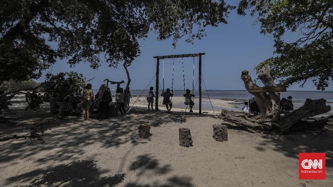 Gubernur Jawa Timur, Khofifah Indar Parawansa, membatasi kapasitas tempat wisata Jawa Timur sebanyak 25 persen pada libur Idulfitri 2021.