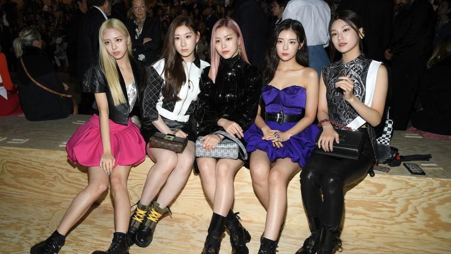 Artis K-Pop di Paris Fashion Week PARIS, FRANCE - OCTOBER 01: K pop band Itzy attend the Louis Vuitton Womenswear Spring/Summer 2020 show as part of Paris Fashion Week on October 01, 2019 in Paris, France. (Photo by Pascal Le Segretain/Getty Images)