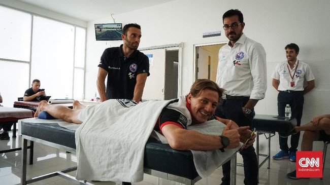 Berikut wawancara eksklusif CNNIndonesia.com dengan Direktur Medis dan Clinica Mobile MotoGP Michele Zasa di sela MotoGP Thailand 2019.