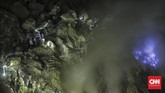 FOTO: Melangkah di Punggung Ijen Fenomena api biru atau blue fire membuat turis domestik dan mancanegara rela melakukan pendakian ke Kawah Ijen sejak dini hari.