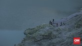 FOTO: Melangkah di Punggung Ijen Fenomena api biru atau blue fire membuat turis domestik dan mancanegara rela melakukan pendakian ke Kawah Ijen sejak dini hari.