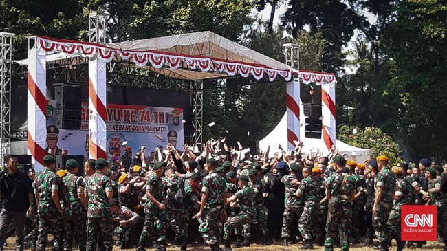 Dalam perayaan HUT TNI ke-74 di Gedung DPR, Jakarta, prajurit TNI dan Brimob joget bersama diiringi lagu Sayang di bawah terik matahari