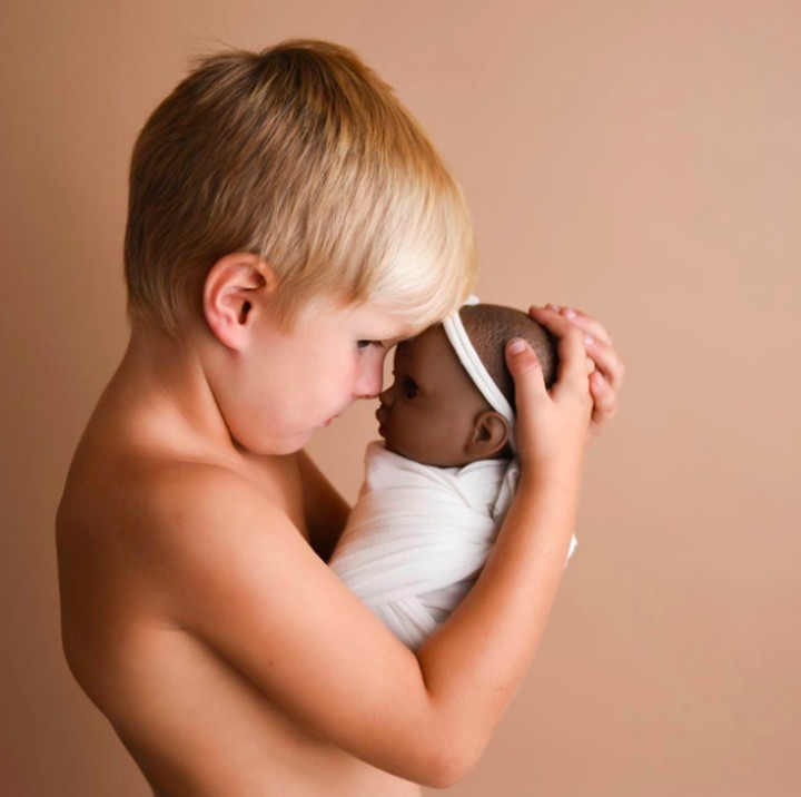<p>Ini dia bocah laki-laki berusia 4 tahun bernama Jynsen Tyler Fitz yang sayang banget dengan boneka bayi perempuannya. (Foto: Facebook Ashley Mae Photography LLC) </p>