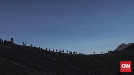 FOTO: Melangkah di Punggung Ijen