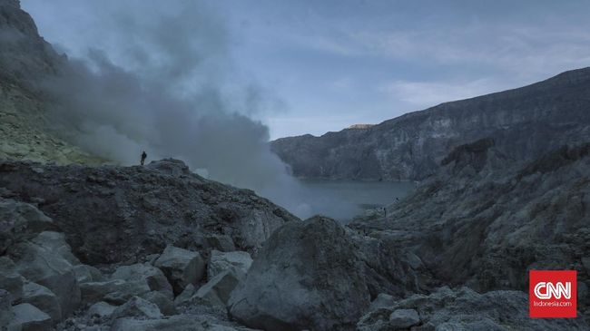 Saya tak mengira Kawah Ijen bakal sedingin 10 derajat Celcius. Jantung mulai berdegup kencang. Ini pendakian pertama saya.