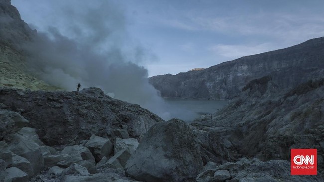 Gunung Ijen yang berada di Jawa Timur mengalami gempa hembusan sebanyak tiga kali serta gempa vulkanik pada Kamis hari ini.