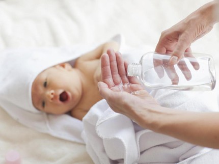 Review 5 Minyak Telon Terpopuler, Mana Paling Pas untuk Si Kecil?