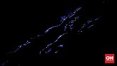 FOTO: Melangkah di Punggung Ijen Fenomena api biru atau blue fire membuat turis domestik dan mancanegara rela melakukan pendakian ke Kawah Ijen sejak dini hari.