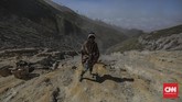 FOTO: Melangkah di Punggung Ijen Fenomena api biru atau blue fire membuat turis domestik dan mancanegara rela melakukan pendakian ke Kawah Ijen sejak dini hari.