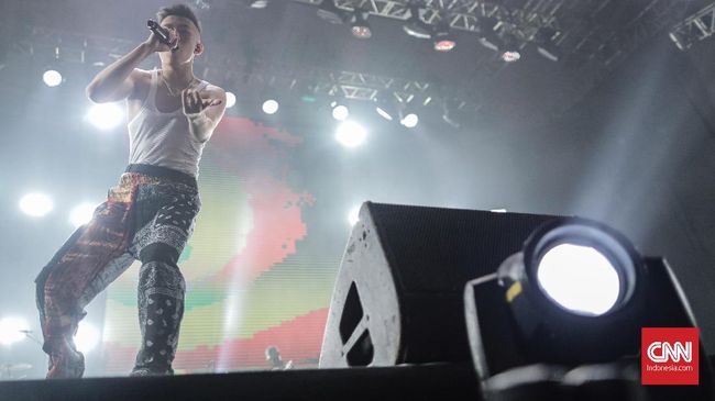 Rich Brian tampil memukau di antara girlband dan boyband Korea pada perhelatan musik tahunan Spotify on Stage, JI Expo, Kemayoran, Jumat (4/10).