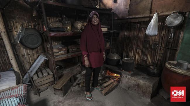 Selama 12 tahun warung Bu Im menebar kehangatan bagi pendaki Kawah Ijen. Hot Banana menjadi menu andalan di sana.