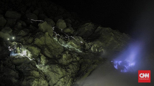 Pemandangan di Kawah Ijen, Banyuwangi, Sabtu, 21 September 2019.  Kawah Ijen adalah sebuah danau kawah yang berada di puncak Gunung Ijen dengan kedalaman danau 200 meter dan luas kawah mencapai 5.466 Hektar. Terdapat juga fenomena api biru yang hanya