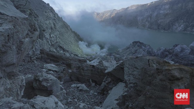 Badan Geologi meningkatkan status aktivitas Gunung Ijen di Jawa Timur dari sebelumnya Normal menjadi Waspada alias Level II.