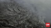 FOTO: Melangkah di Punggung Ijen Fenomena api biru atau blue fire membuat turis domestik dan mancanegara rela melakukan pendakian ke Kawah Ijen sejak dini hari.
