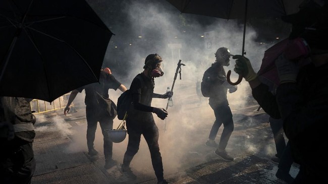 Kepolisian Hong Kong menahan 13 demonstran karena menolak melepaskan masker saat melakukan unjuk rasa di sejumlah lokasi pada akhir pekan kemarin.