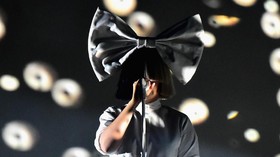Sia Furler Mengaku Idap Gangguan Neurologis Kronis