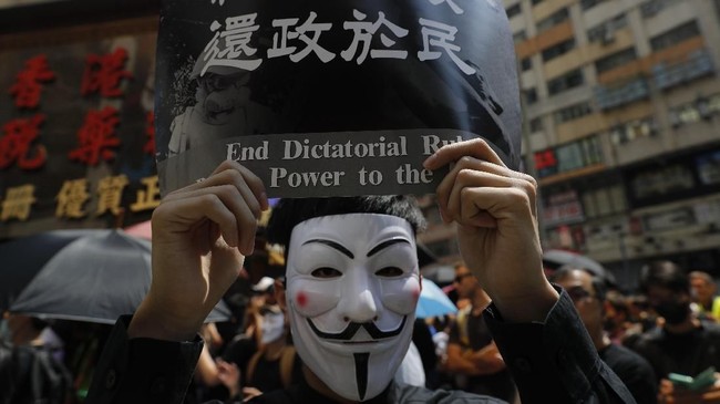 Pemerintah Hong Kong membuka kemungkinan untuk melarang penggunaan internet demi meredam demonstrasi yang terus memanas sejak tiga bulan belakangan.