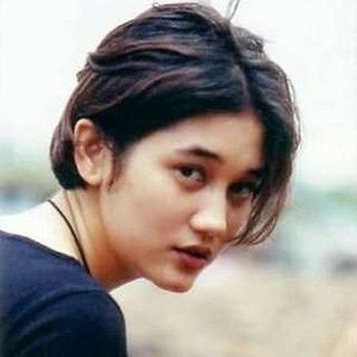 <p>Nike kemudian bergabung dengan Proyek Q Records, pada Oktober 1989. Ia akhirnya merilis album bertajuk <em>Seberkas Sinar</em> dengan produser Deddy Dores. (Foto: Instagram @nikeardillaofficial)</p>