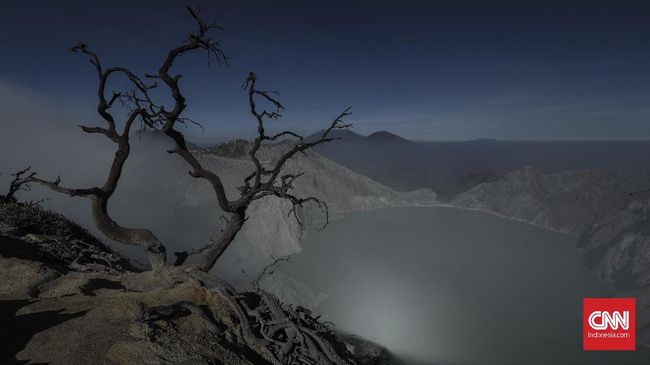 Turis China itu tewas jatuh ke jurang Kawah Ijen, setelah terjungkal akibat tersangkut roknya sendiri ketika sedang akan berpose foto.