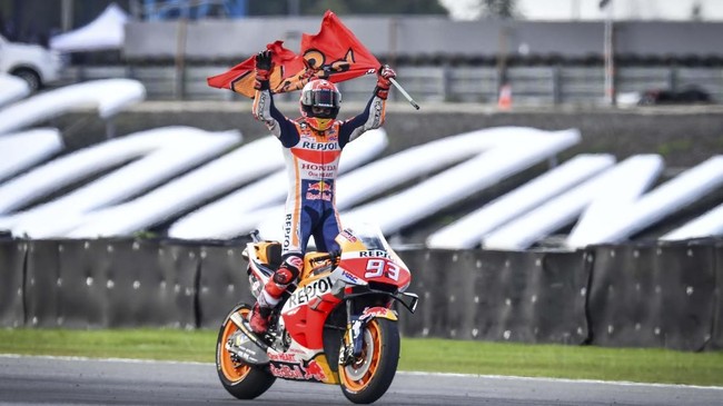 Pebalap Repsol Honda, Marc Marquez, mengunci gelar juara dunia kedelapan sepanjang karier usai finis paling depan di MotoGP Thailand 2019.