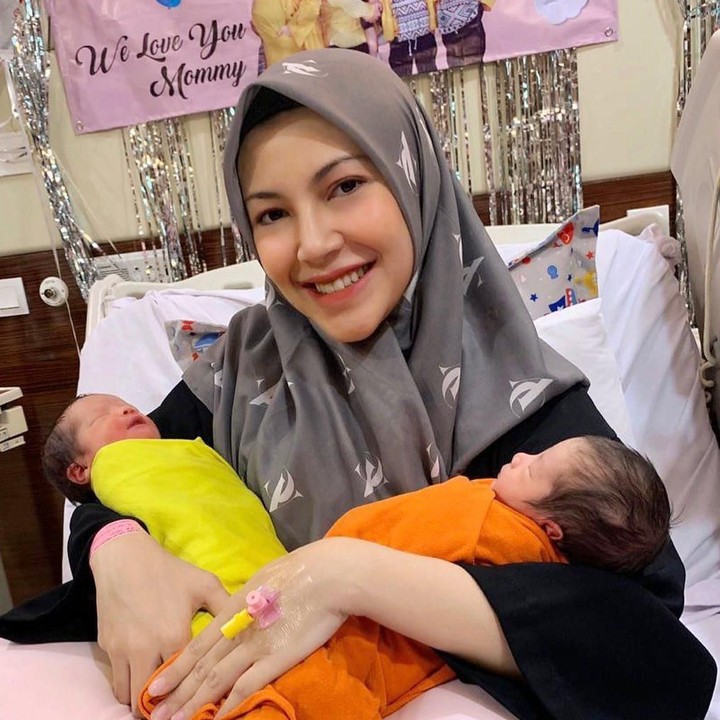 <p>Ratna Galih bilang, dia sampai begadang lho untuk bisa melahirkan si kembar Shaldy dan Shelma. Tapi enggak terlihat sama sekali raut kelelahan di wajah Ratna ya, Bunda? (Foto: Instagram @ratnagalih)</p>