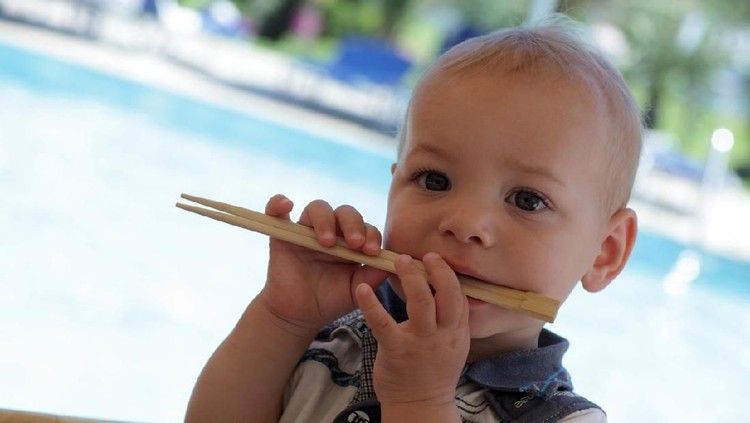 Makan Sambil Jalan, Bayi Tertusuk Sumpit Sampai Tembus Otak Seorang bayi harus menjalani perawatan intensif karena sumpit menembus otaknya, saat dia terjatuh.