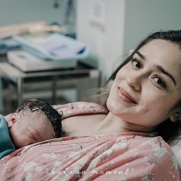 <p>Sambil memeluk putri keduanya yang baru lahir, Yasmine Wildblood tersenyum menatap kamera. (Foto: Instagram @yaswildblood)</p>