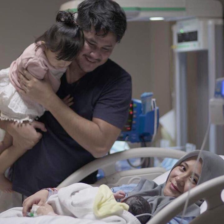 <p>Ditemani suami dan anak pertamanya, Ryana Dea bagikan momen kebahagiaan usai melahirkan. (Foto: Instagram @ryana_dea)  </p>