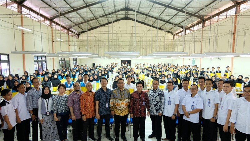 Balai Diklat Industri Jakarta Kementerian Perindustrian mengadakan 'Diklat 3 in 1 Operator Mesin Industri Garmen Berbasis Kompetensi Angkatan 25-27 Tahun 2019'.