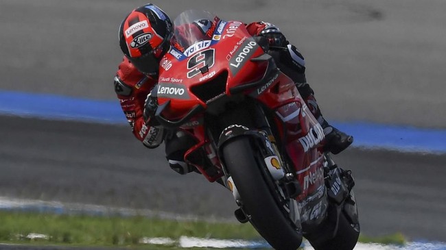 OCTO Pramac Racing Italian rider Danilo Petrucci competes during the MotoGP race for the Thailand Grand Prix at Buriram International Circuit in Buriram on October 6, 2019. (Photo by Lillian SUWANRUMPHA / AFP)