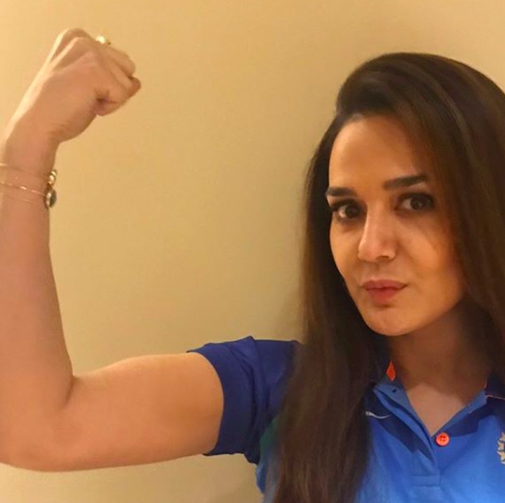 <div>Preity Zinta juga hobi olahraga. Tuh, Preity pamer otot. (Foto: Instagram/ @realpz)</div><div> </div>