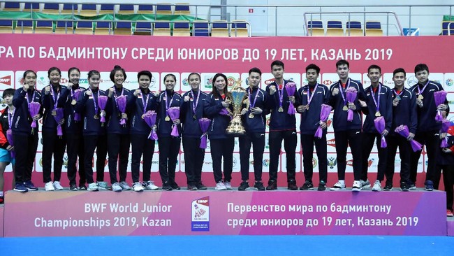 Indonesia mampu mendekap Piala Suhandinata di Kejuaraan Dunia Badminton Junior 2019. Setelah ini, konsistensi dan keteguhan cita-cita mereka bakal dinantikan.