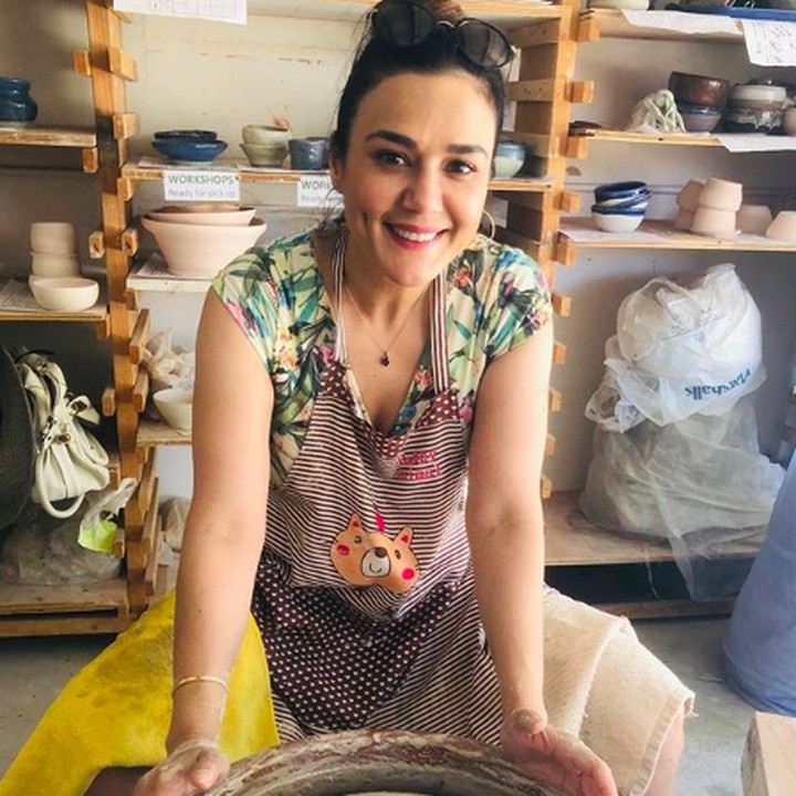 Bergaya santai, cantiknya Preity Zinta enggak luntur. (Foto: Instagram/ @realpz)