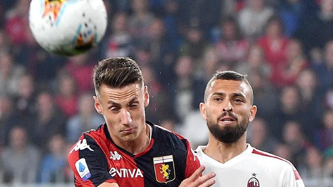 AC Milan sukses menaklukkan Genoa dengan skor 2-1 dalam laga Liga Italia meski tak bisa menurunkan Gianluigi Donnarumma.