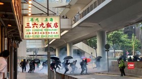 VIDEO: Polisi Hong Kong Lempar Tong Sampah Ke Demonstran