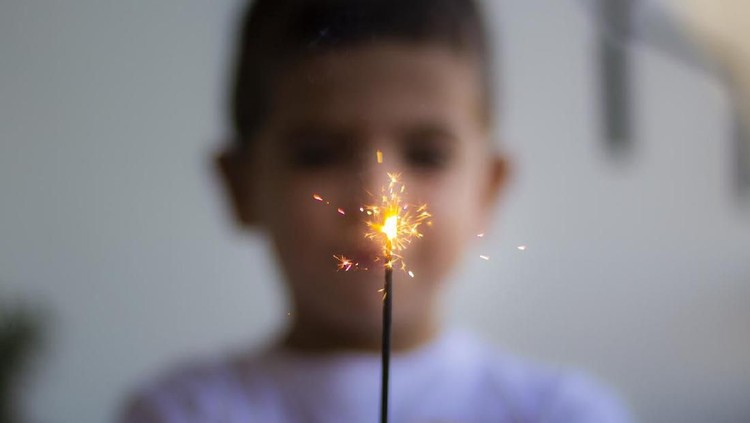 Anak 12 tahun harus mengalami luka bakar parah karena mencoba tantangan yang sedang viral, fire challenge.