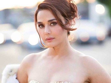 Preity Zinta, Usia 44 Tahun Tetap Awet Muda dan Imut