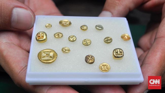 Warga pertama kali menemukan cincin emas bersejarah saat mencangkul di halaman rumah, setelah itu warga menemukan beragam peninggalan yang bernilai historis.