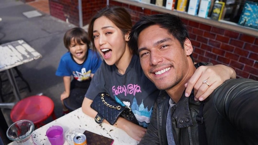 Jessica Iskandar dan El Barack menemani Richard Kyle operasi kaki di Melbourne, Australia. 