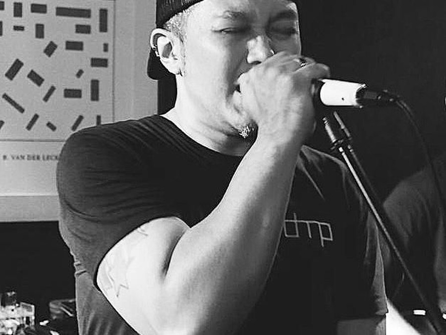 Sesal - Mike's Lagu-lagu populer yang pernah dibawakan Dandy Mike's sepanjang kariernya di dunia musik Tanah Air.