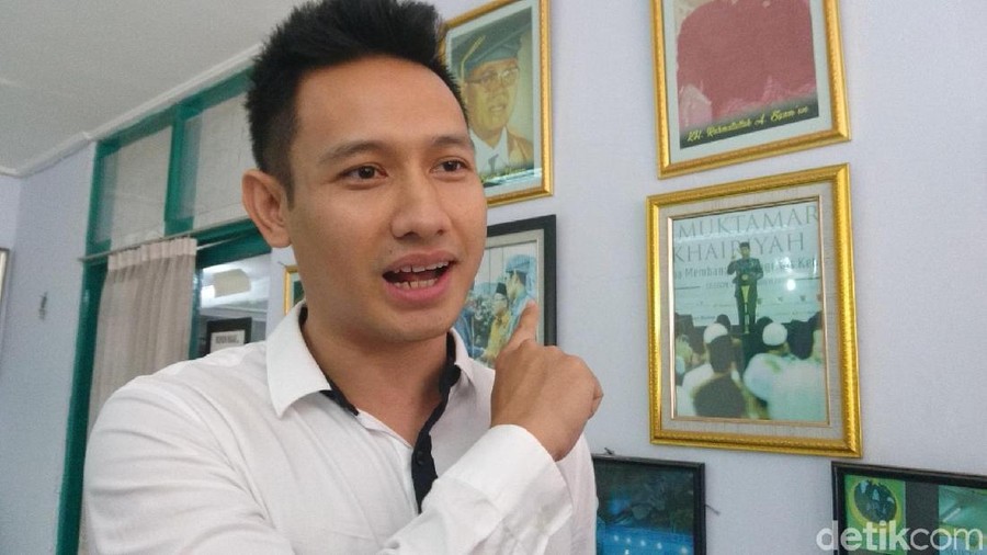 Pesinetron Lian Firman (kanan) bertandang ke Yayasan Al-Khairiyah Citangkil, Cilegon. Pesinetron Lian Firman (kanan) bertandang ke Yayasan Al-Khairiyah Citangkil, Cilegon.