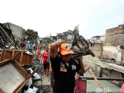 Rumahnya Habis Dilahap Api, Warga Taman Sari Bebersih Puing-puing