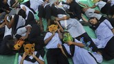 FOTO : Protes Perubahan Iklim Dari Penjuru Dunia Sejumlah aktivis kelompok 'Pemberontak Kepunahan' (Extinction Rebellion) menggelar aksi serentak menolak perubahan iklim di seluruh dunia.