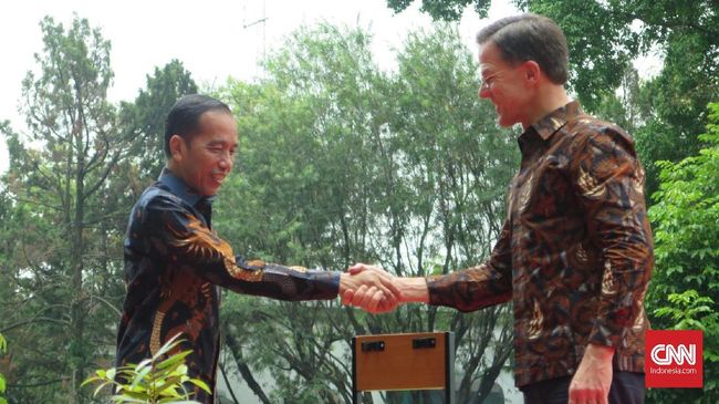 Jokowi dan Perdana Menteri Belanda Mark Rutte mengenakan kemeja batik saat bertemu di Istana Bogor, Senin (7/10).